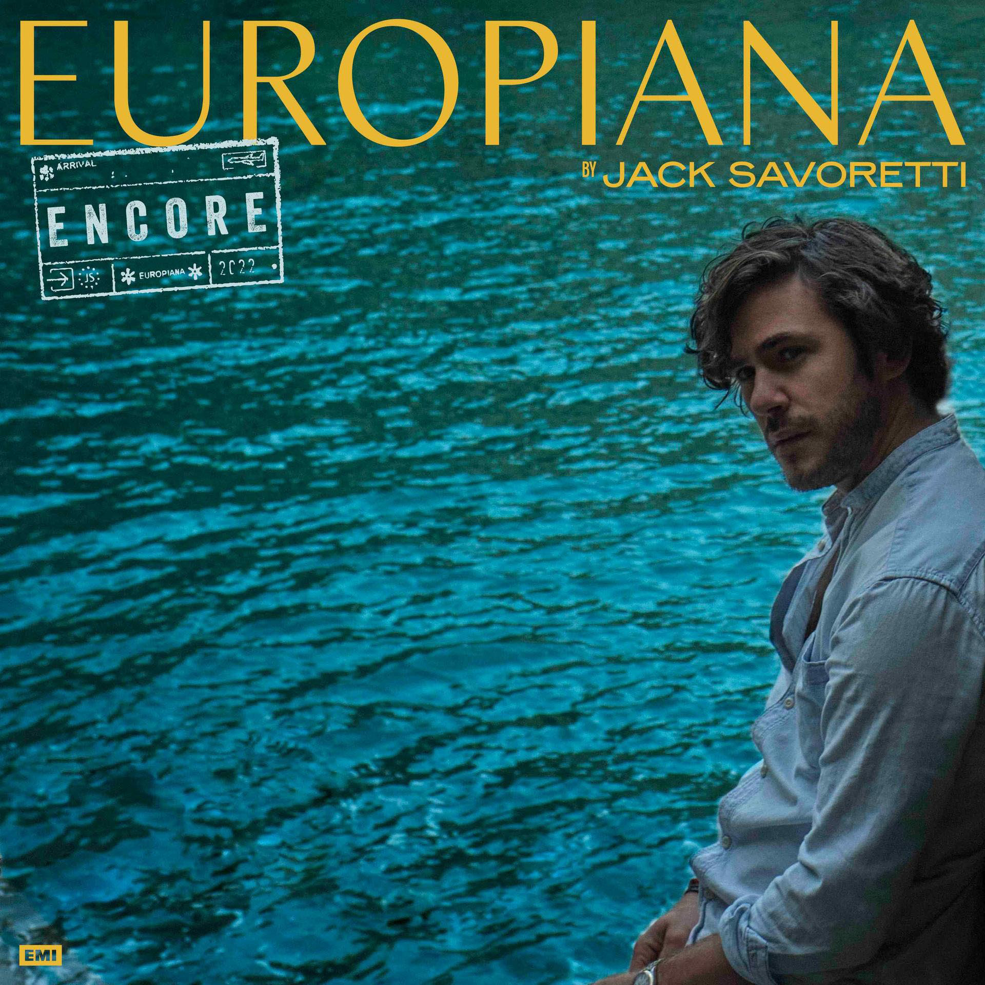 Albumcover. Ein Mann sitzt am Wasser, zur Kamera gewandt. Der Text lautet "EUROPIANA" und "by Jack Savoretti".