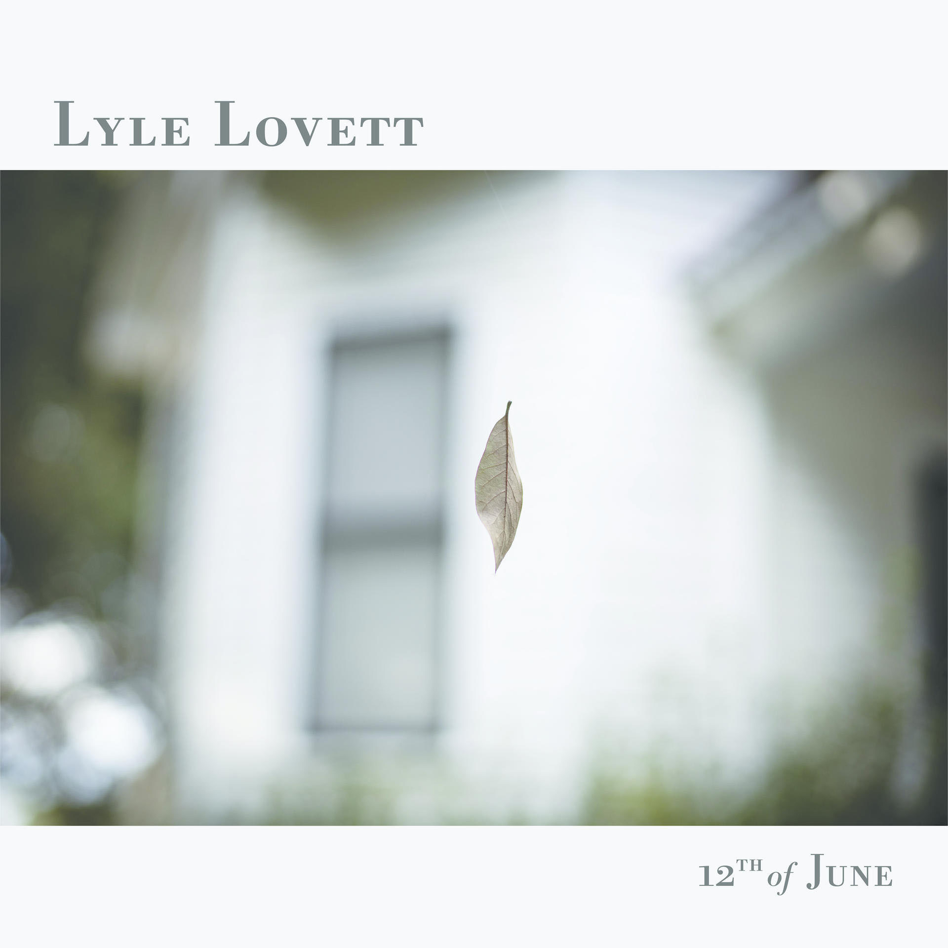 Albumcover: Lyle Lovett, ein Blatt schwebt vor einem Haus. Text '12th of June' erscheint unten.