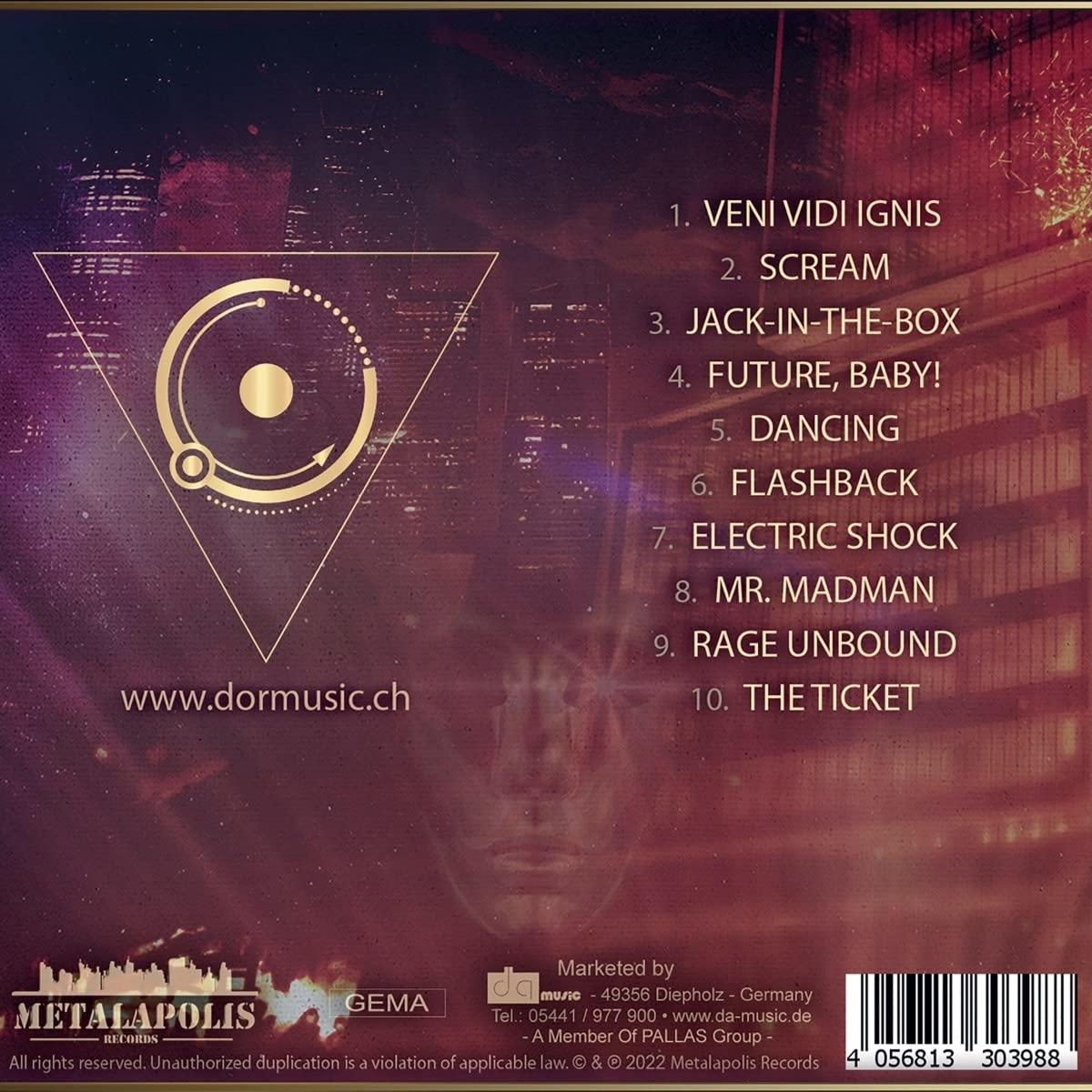 Albumcover mit Gold- und Schwarzdesign. Metallisches Logo und Titelliste. Dunkler Hintergrund mit Stadtlandschaft.