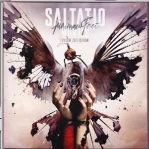 Albumcover mit einer vogelartigen Figur. Der Hintergrund ist eine bunte, abstrakte Szene.