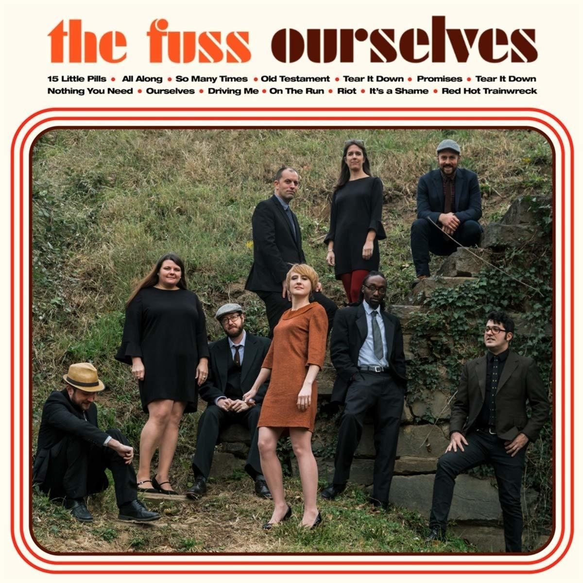 Albumcover mit Bandmitgliedern auf Treppen; Text: "The Fuss Ourselves" und Songtitel.
