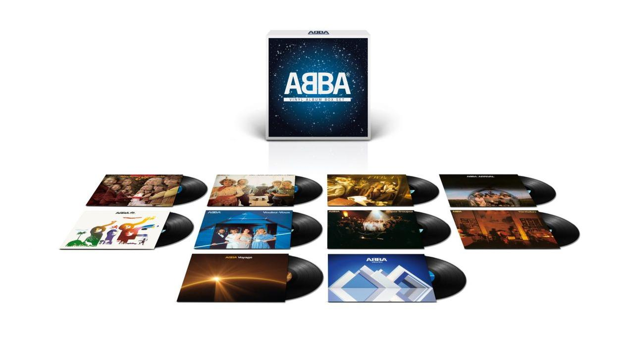 ABBA The Album Box Set mit mehreren Vinyl-Schallplatten auf einer weißen Oberfläche.