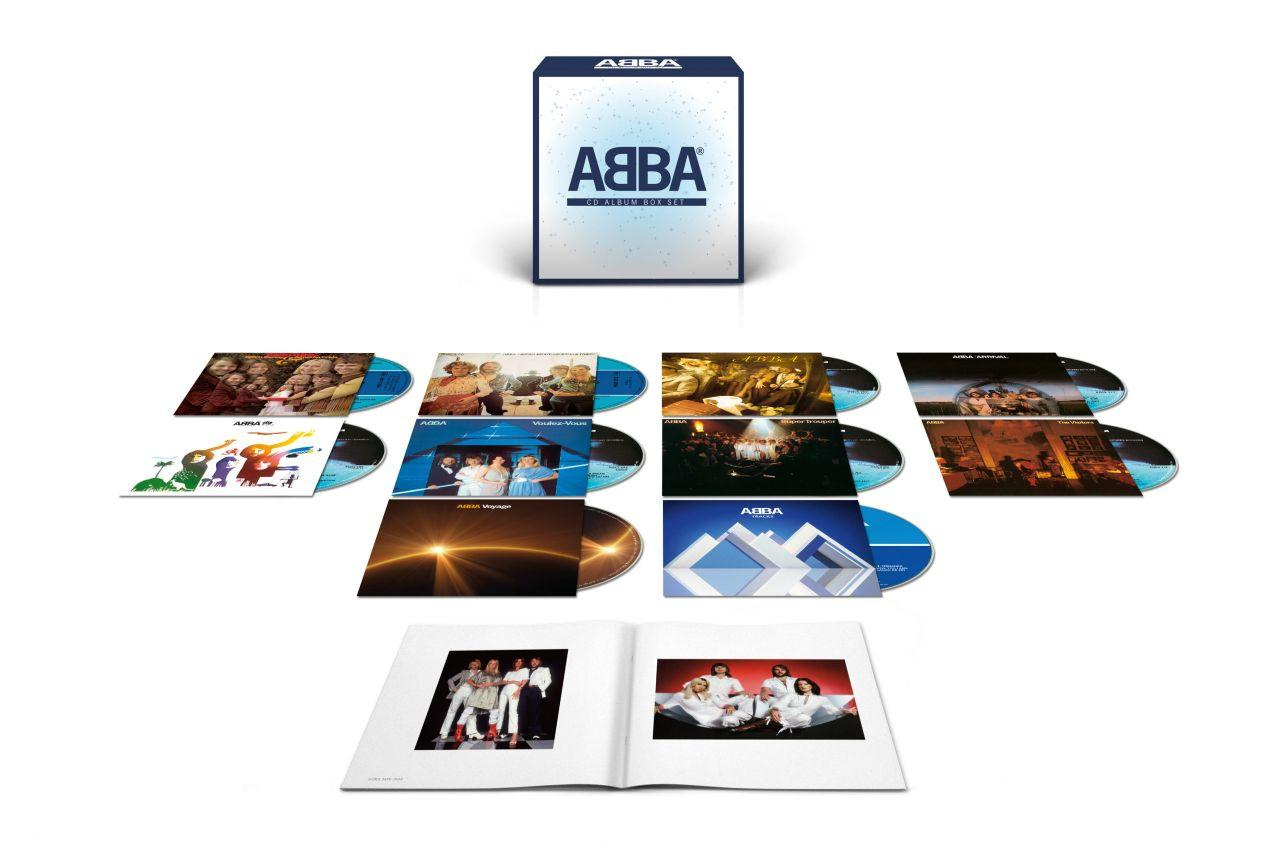 ABBA-Album-Box-Set mit mehreren Albumcovern und einem Booklet, alles auf weißem Grund.