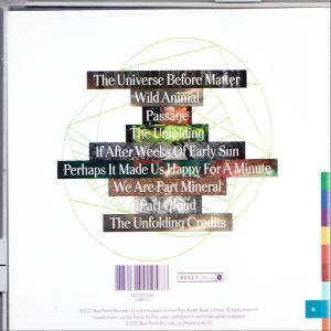 Rückseite eines CD-Albumcovers mit Songtiteln in Weiß auf weißem Hintergrund.