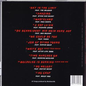 Rückseite einer CD mit Songtiteln in roter Schrift auf schwarzem Hintergrund.