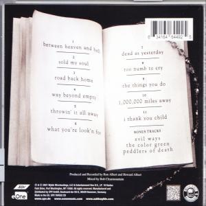 CD-Hülle hinten mit Songtexten. Offenes Buch-Design, weiße Seiten, schwarzer Text.