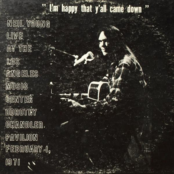 Schwarzweiß-Albumcover. Neil Young mit Gitarre, Text: 'I'm happy that y'all came down'.