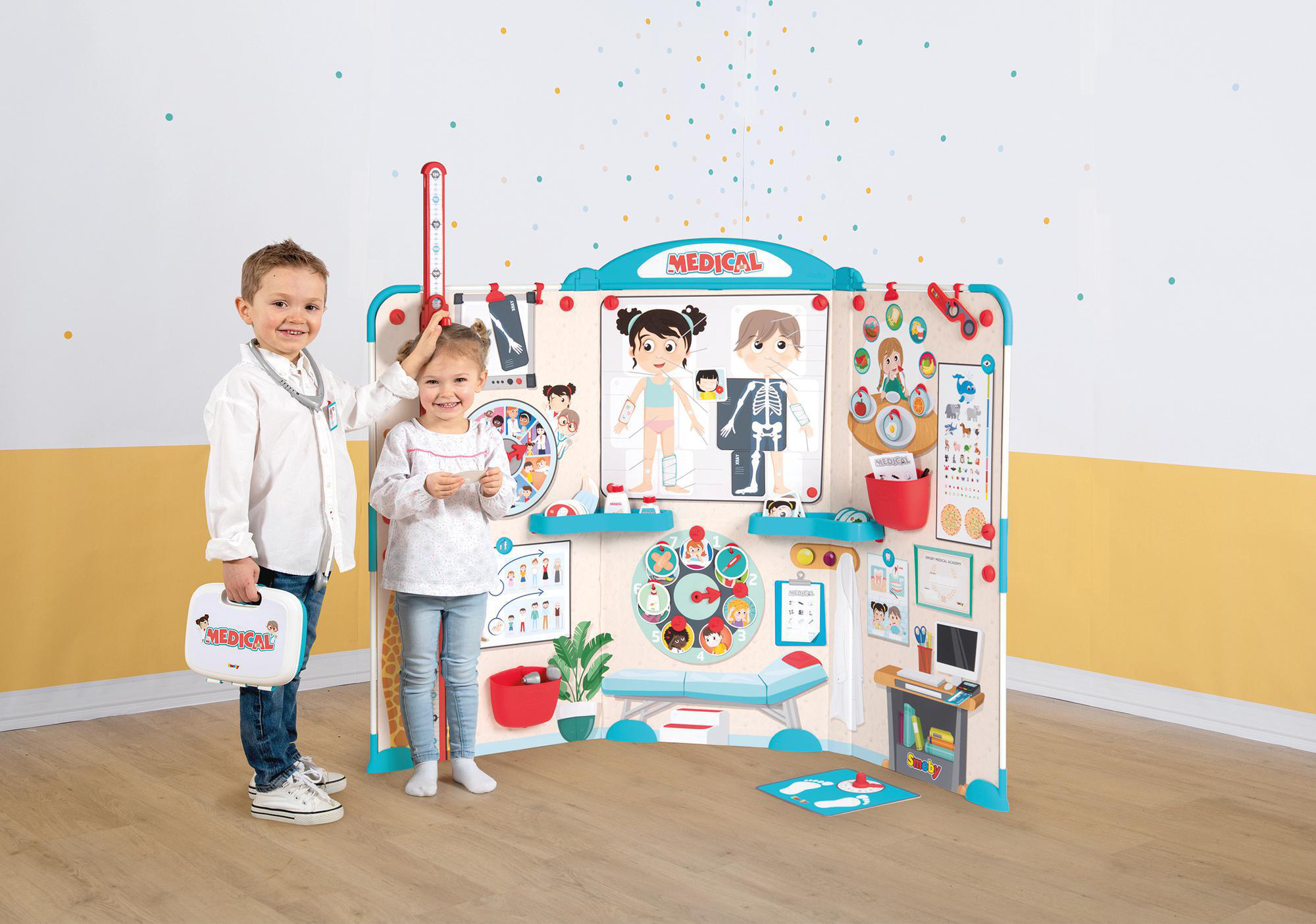 Zwei Kinder mit einem medizinischen Spielset. Das Set enthält eine medizinische Karte und verschiedene Werkzeuge.