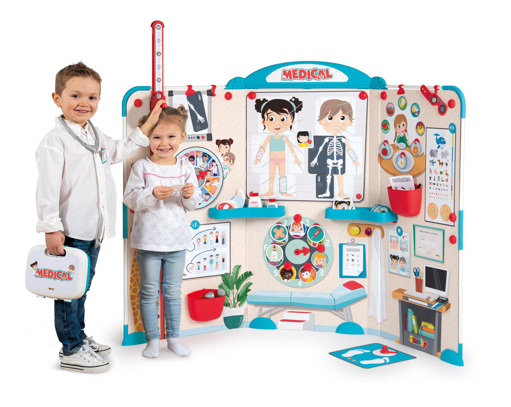 Zwei Kinder spielen in einem medizinischen Spielset mit Werkzeugen.