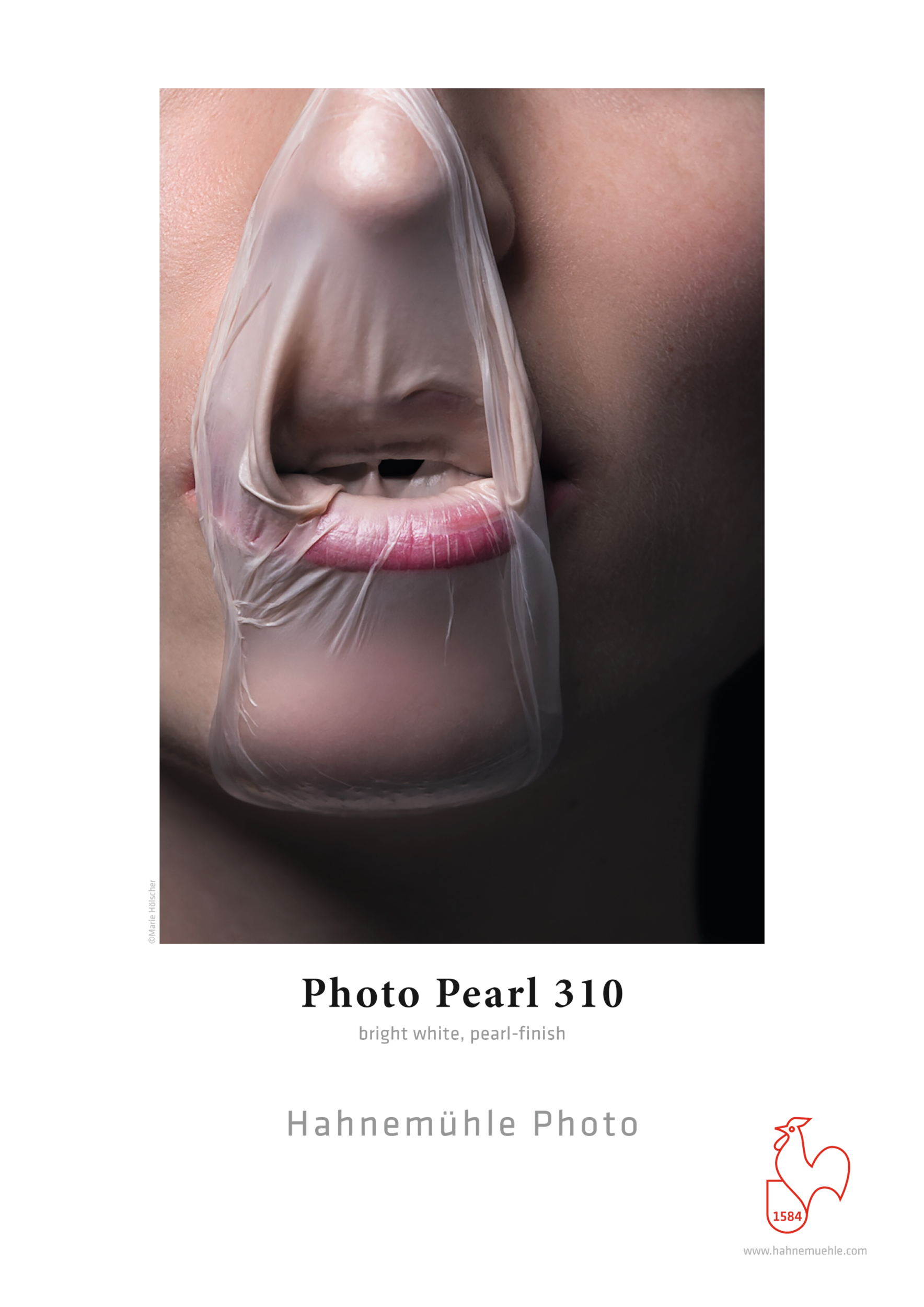 Das Gesicht einer Person, bedeckt mit einer transparenten Plastikfolie, mit sichtbaren Lippen.