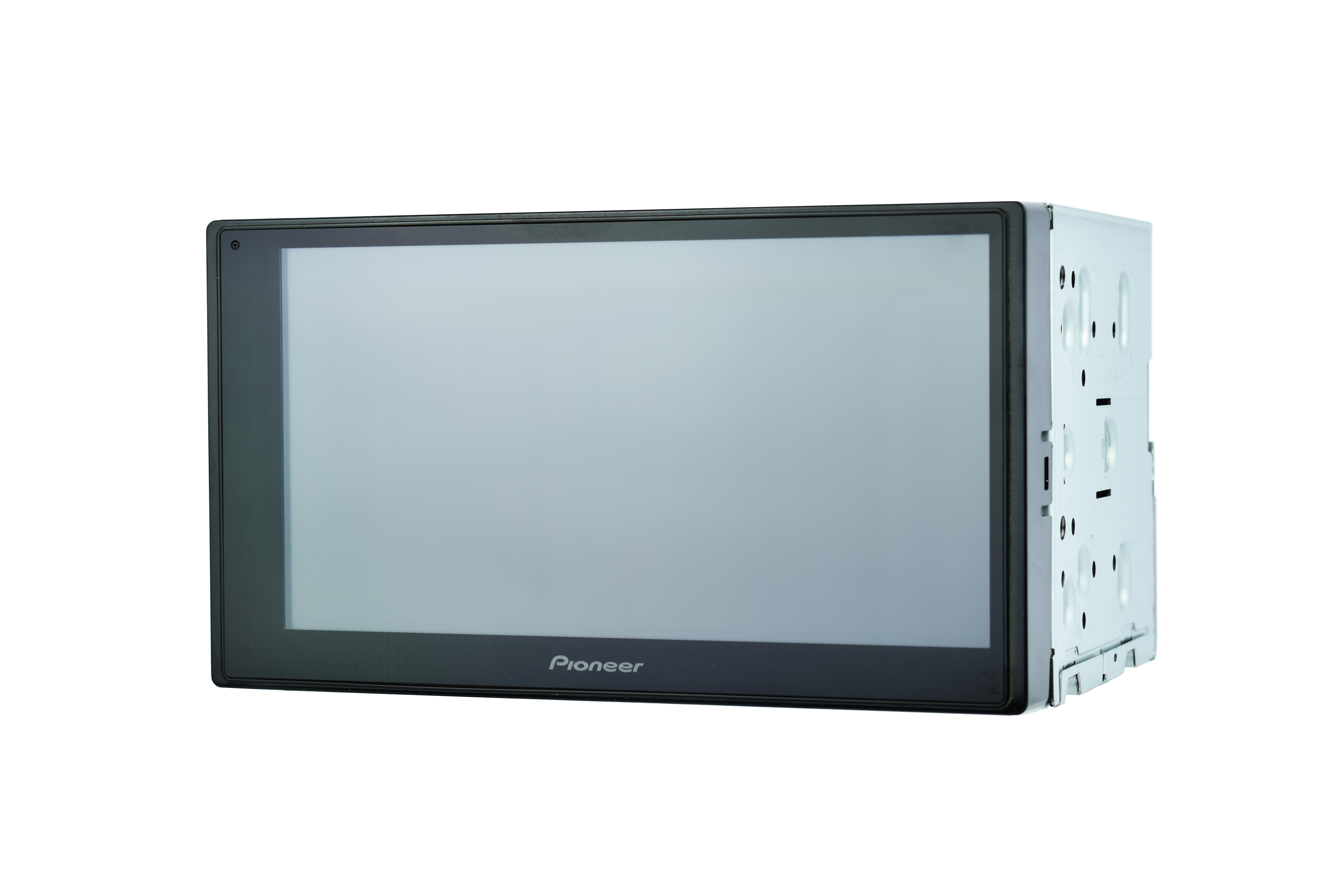 Autoradio con schermo grande, cornice nera e logo Pioneer. Lato metallico visibile. Isolato su bianco.