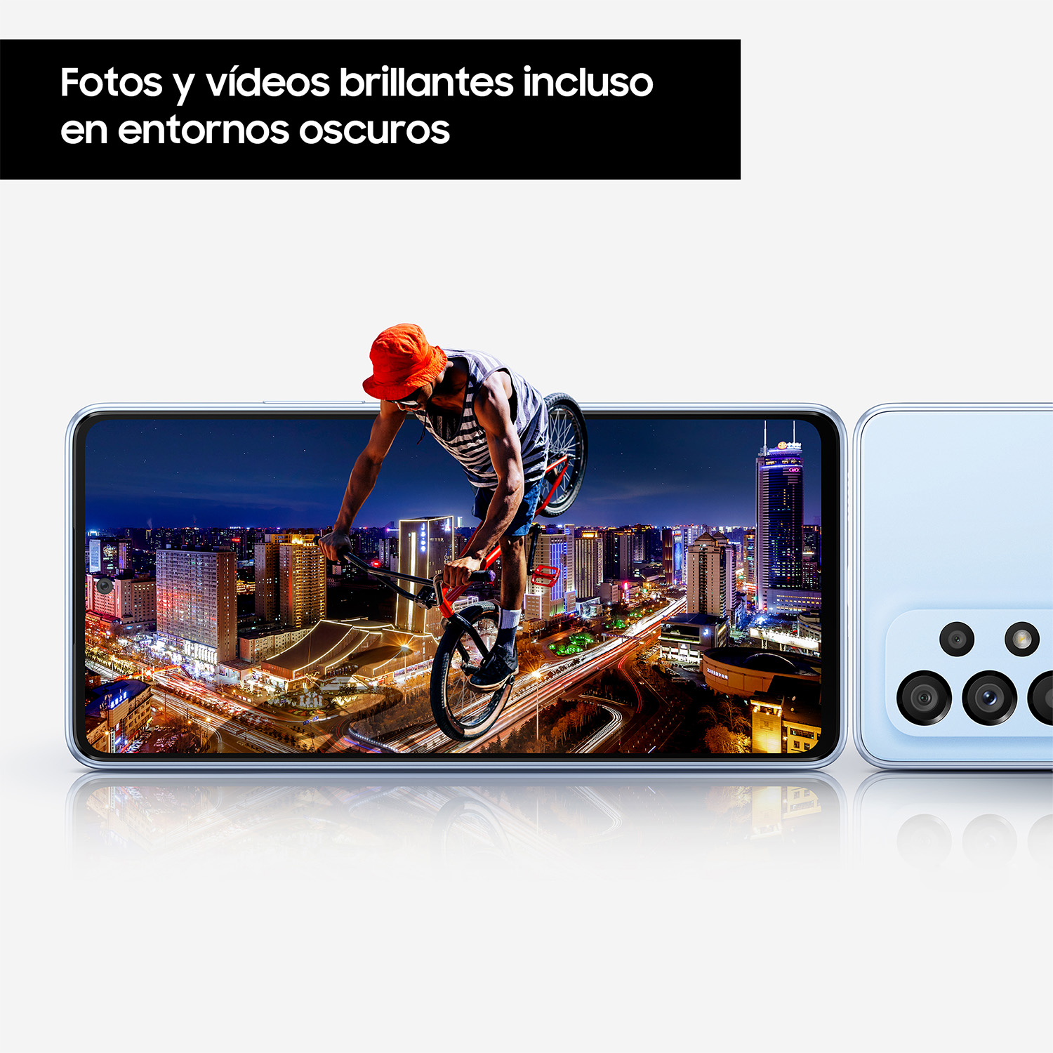 Un teléfono que muestra una ciudad de noche con un ciclista y texto en español.