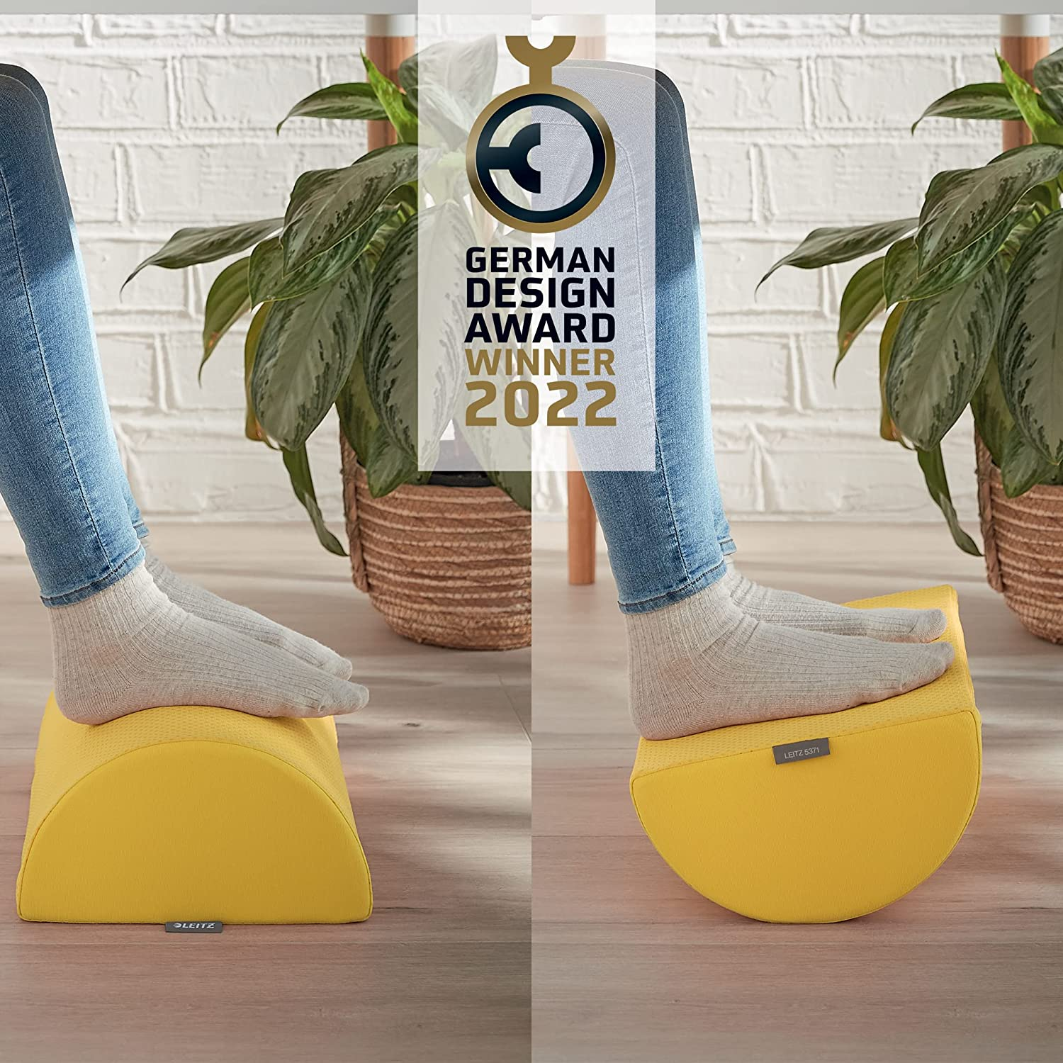 Lábtartó egy személy lábával, egy German Design Award Winner 2022 jelvénnyel.