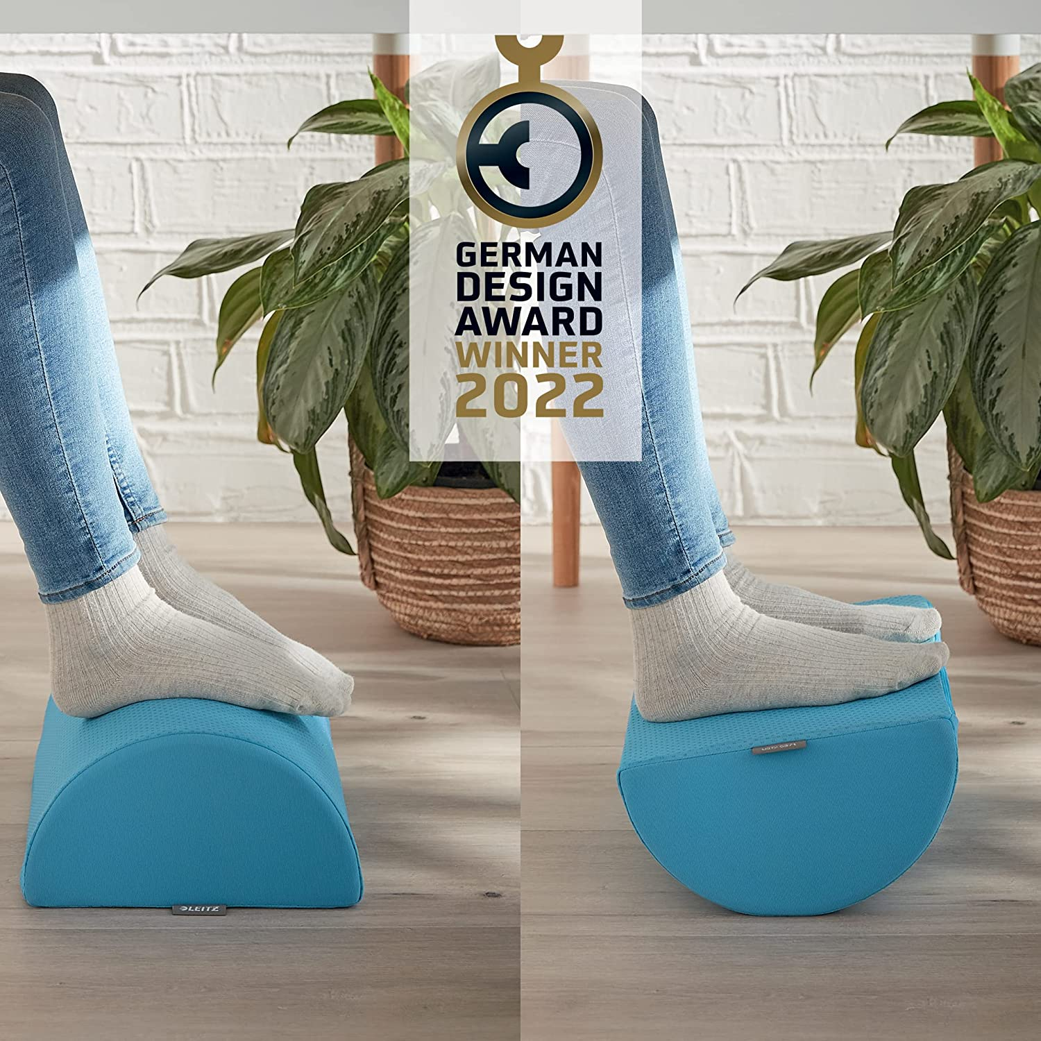 Két kép egy személyről, aki egy kék lábtámaszt használ, egy 'German Design Award Winner 2022' logóval.