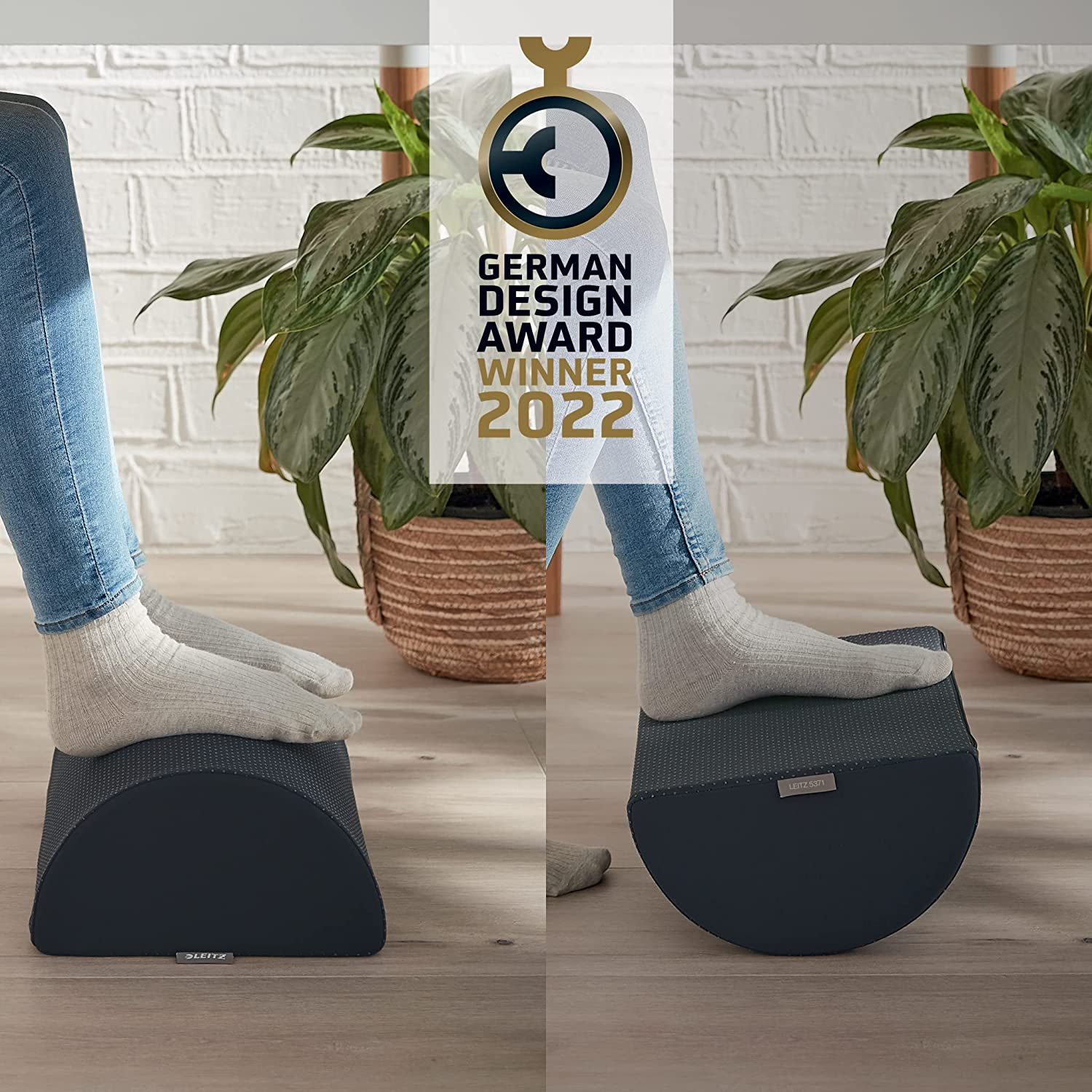 Emberek lábai egy lábtámaszon, egy German Design Award 2022 jelvénnyel.
