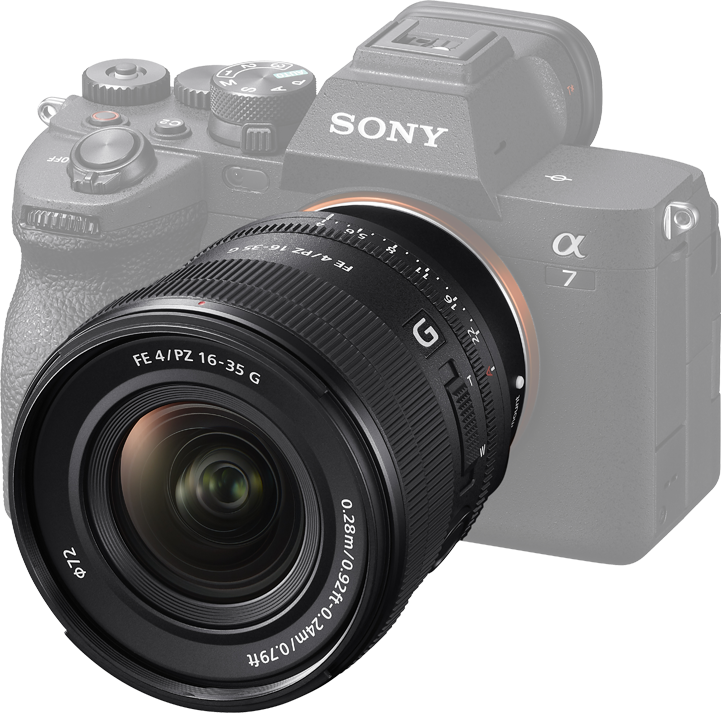 Nahaufnahme eines schwarzen Kameraobjektivs, montiert an einer Sony Alpha 7 Kamera.