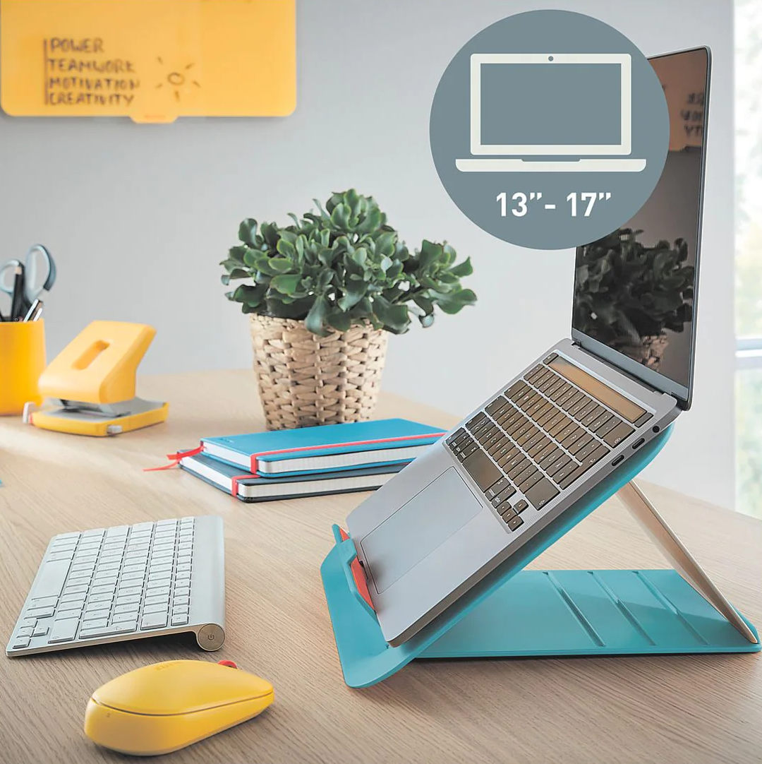 Laptop kék állványon. Billentyűzet és sárga egér az asztalon. Jegyzet: 'Power'.