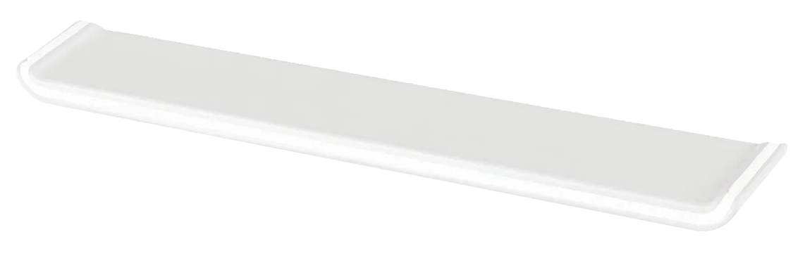 Fehér téglalap alakú tárgy lekerekített végekkel. Élelmiszer-csomagolás. Fekete háttéren.