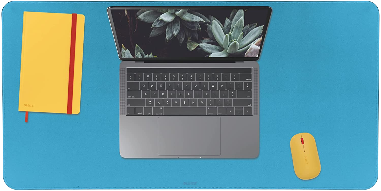 Felülnézet egy asztali beállításról, laptop, sárga jegyzetfüzet és sárga egér.