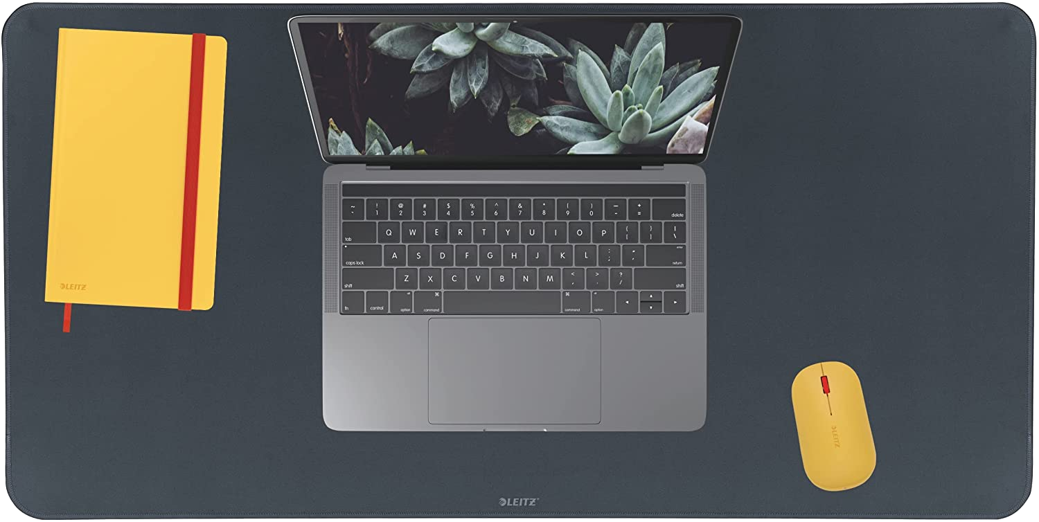 Laptop az asztalon, jegyzetfüzettel és egérrel.