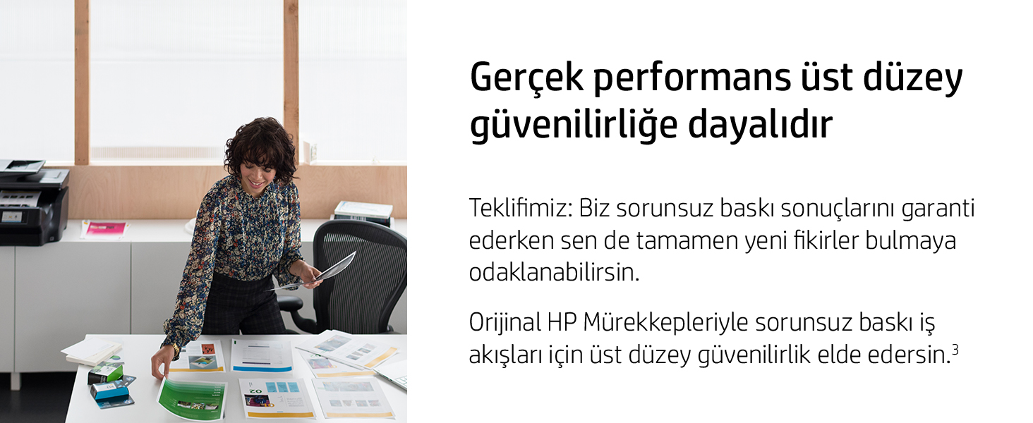 Bir kadın masada duruyor, kağıtlara bakıyor. Metin: "Gerçek performans en üst düzey güvenilirliğe dayanır".