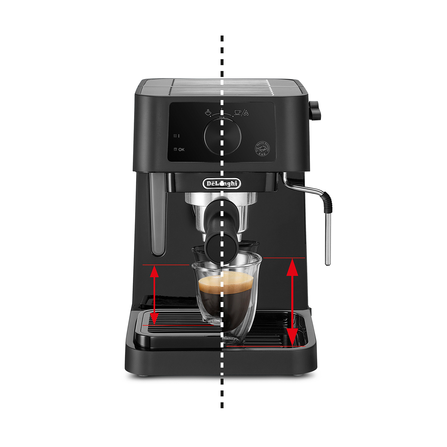 Una macchina per espresso nera con una tazza di vetro di espresso. Le frecce indicano le misure. Sfondo bianco.