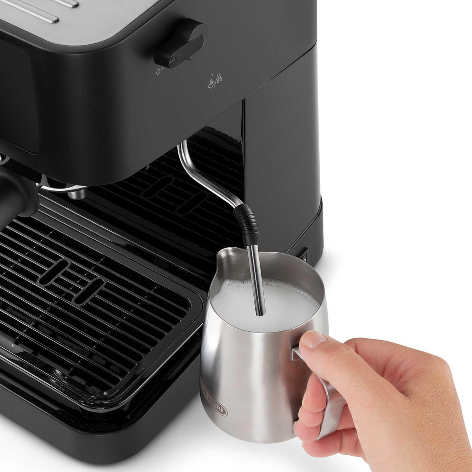 Macchina per espresso con lancia vapore e caraffa in acciaio inox in uso.