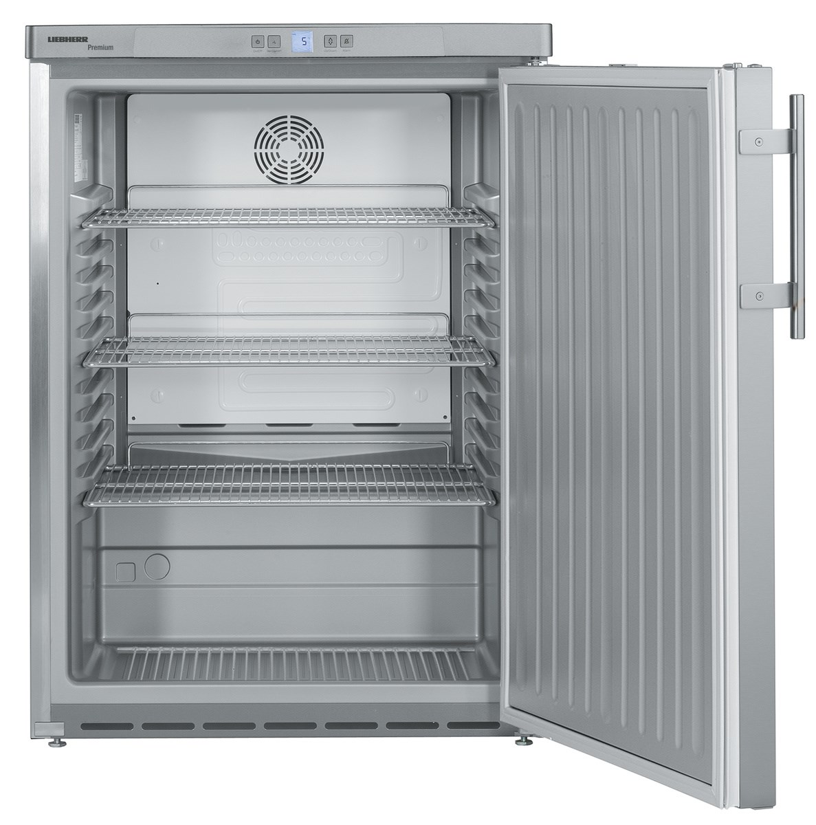 Rozsdamentes acél hűtőszekrény nyitott ajtóval, polcokkal és ventilátorral. Liebherr logó látható.
