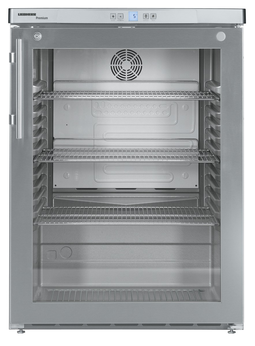 Ezüst Liebherr hűtőszekrény, nyitott, polcokkal és belsővel.