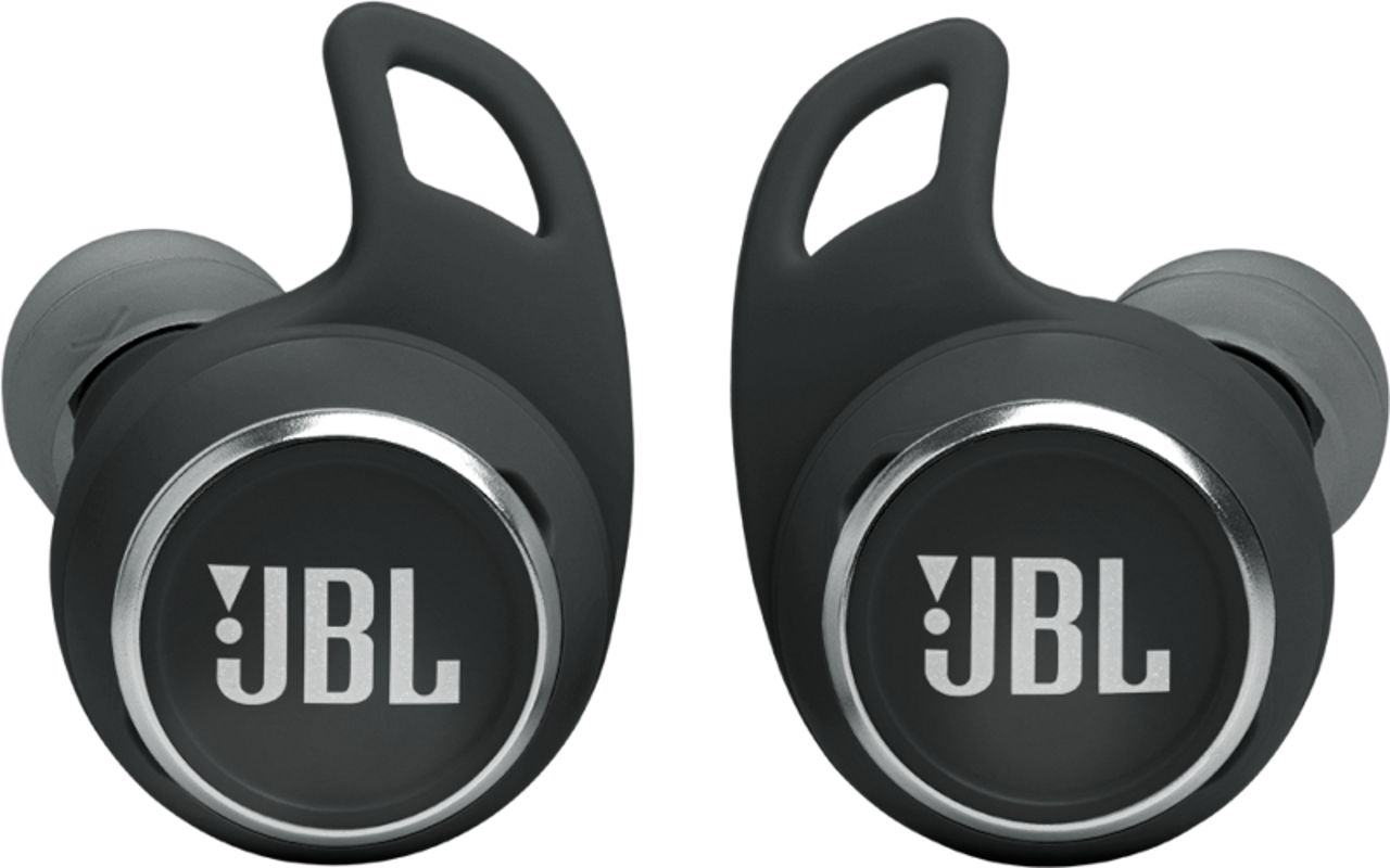 Ein Paar schwarze JBL-Ohrhörer mit silbernen Akzenten, vor schwarzem Hintergrund.