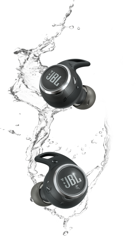 Schwarze JBL-Ohrhörer mit Wasserspritzeffekt auf transparentem Hintergrund.