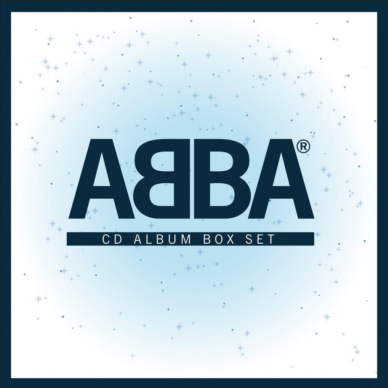 ABBA CD album box set világoskék háttéren. Fehér szöveg és csillagok, kék keret. Négyzet alakú.