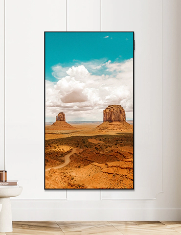 Ein gerahmtes Bild einer Wüstenlandschaft an einer Wand.