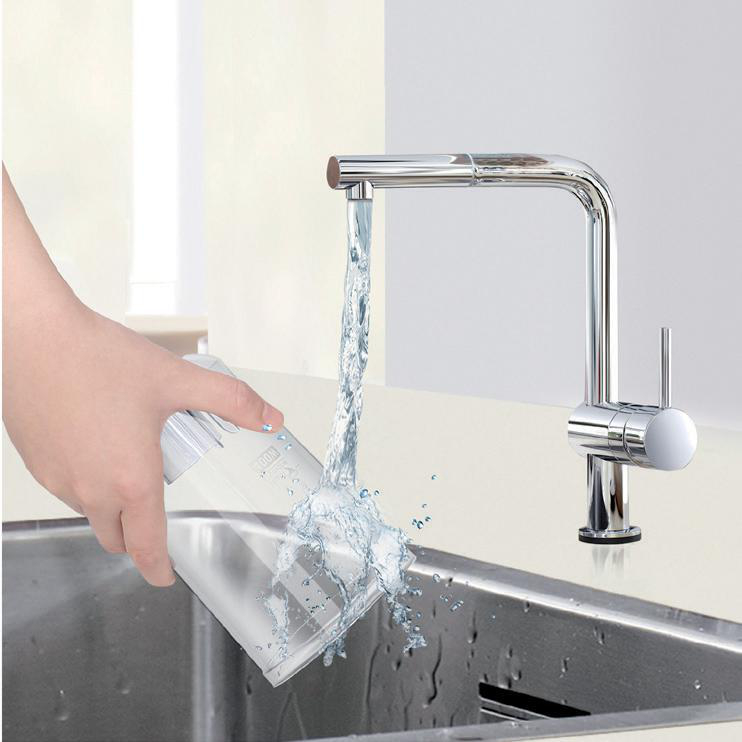 Eine Hand gießt Wasser in ein Waschbecken. Im Hintergrund ist ein Wasserhahn.