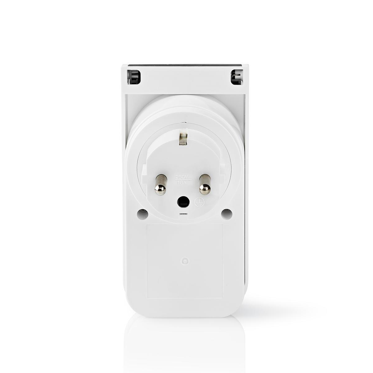 Weißer Netzadapter mit europäischem Stecker, Vorderansicht. Isoliert auf weißem Hintergrund.