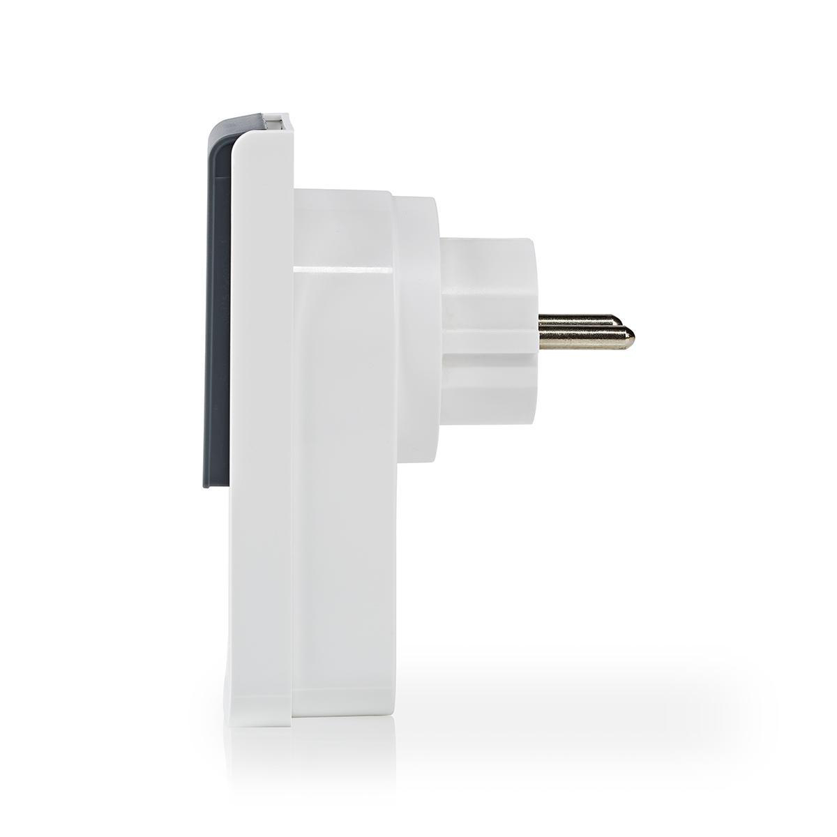 Ein weißer und grauer Netzsteckeradapter, Seitenansicht, in einer Wand eingesteckt.