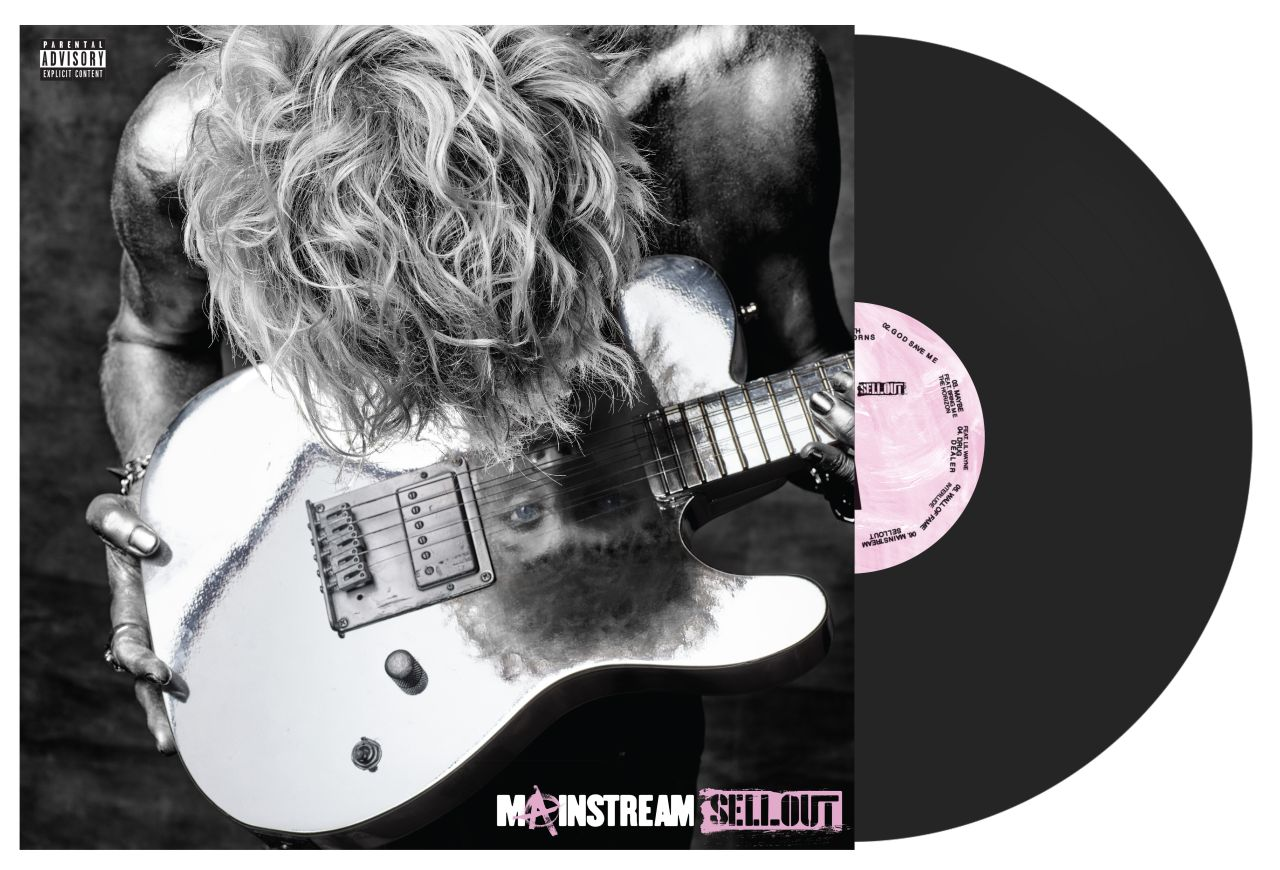 Ein Schwarz-Weiß-Bild eines Musikers, der eine Gitarre und ein Albumcover hält.
