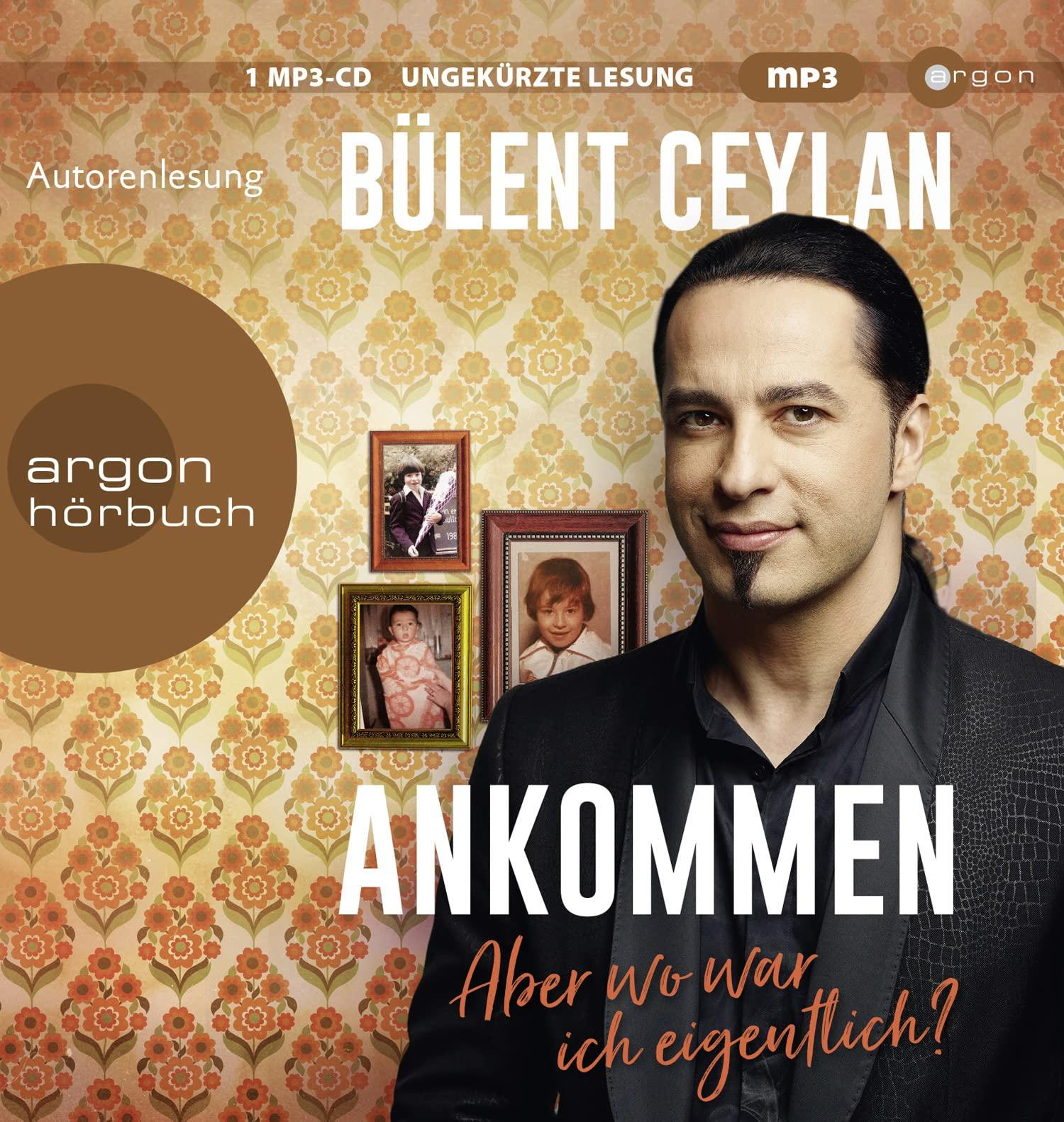Ankommen Albumcover. Bülent Ceylan mit Bildern im Hintergrund. Gelbe Tapete.