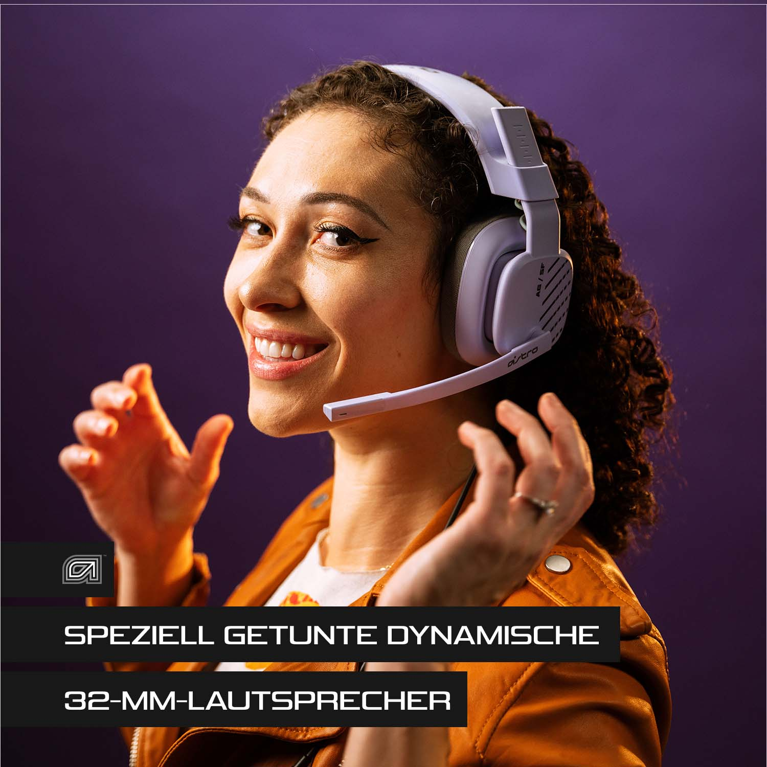 Eine Frau lächelt und trägt ein weißes Headset. Sie trägt eine braune Jacke mit lila Hintergrund. Text sagt 'SPEZIELL GETUNTE DYNAMISCHE' und '32-MM-LAUTSPRECHER'.