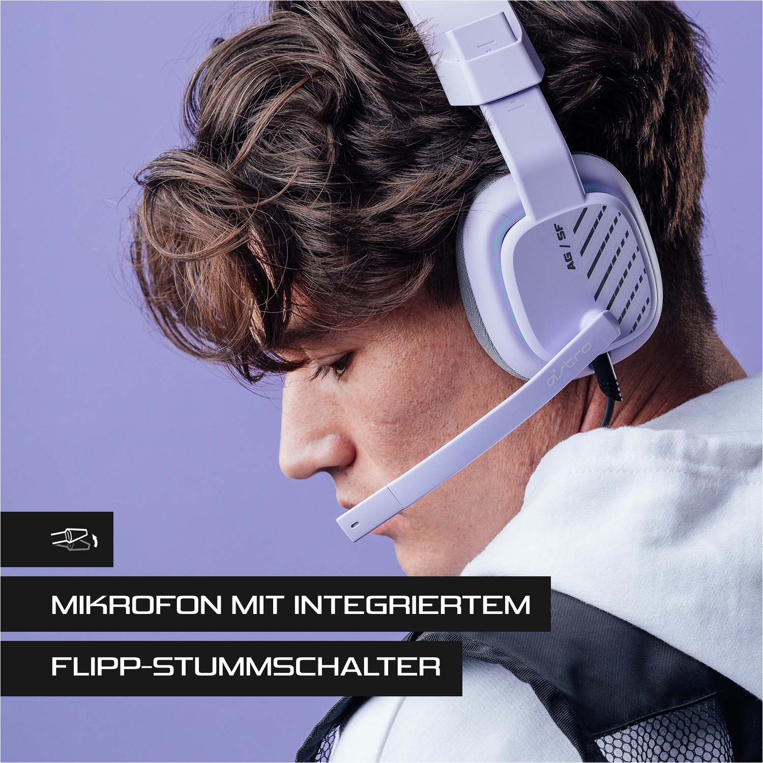 Eine Person trägt ein lila Gaming-Headset mit Mikrofon. Der Hintergrund ist lila. Text: Mikrofon mit integriertem Flipp-Stummschalter.
