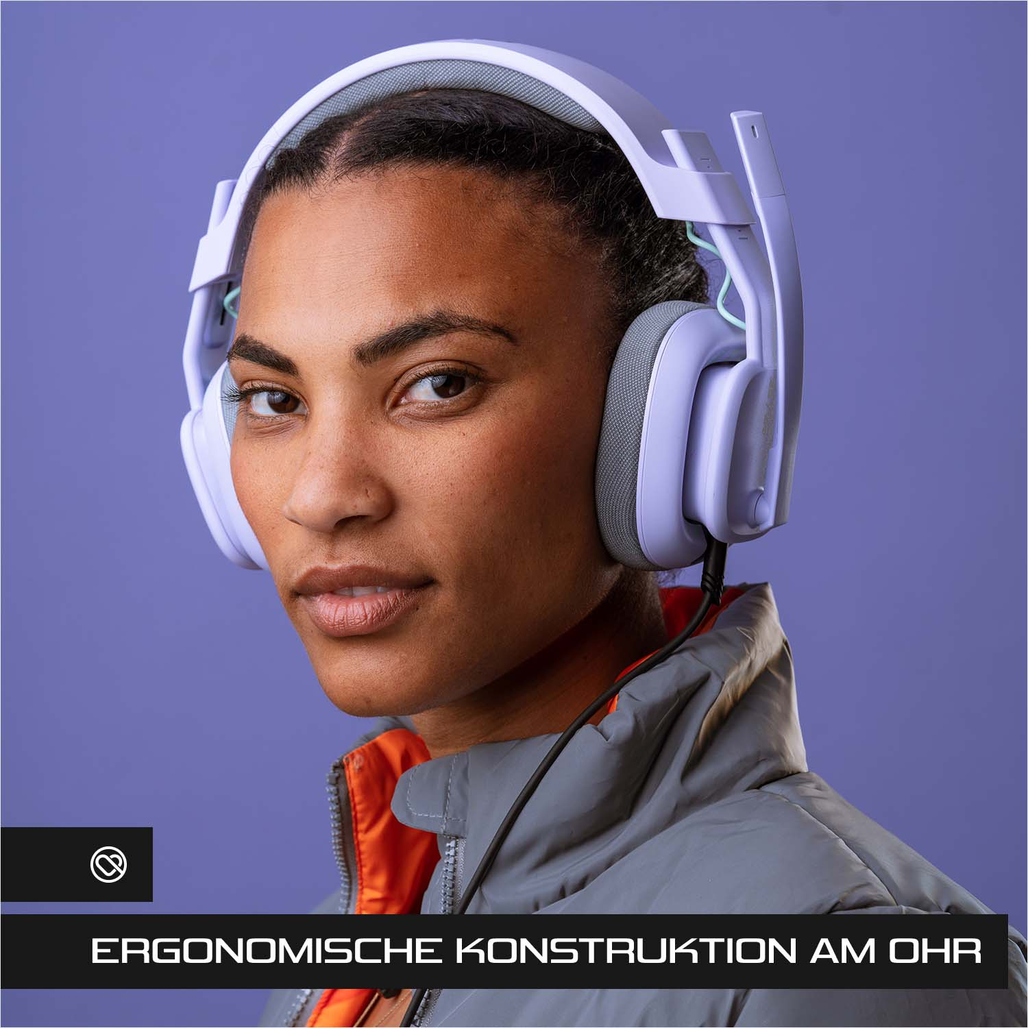 Eine Frau mit weißen Kopfhörern und Mikrofon. Sie trägt eine graue Jacke mit orangefarbenem Futter vor lila Hintergrund.