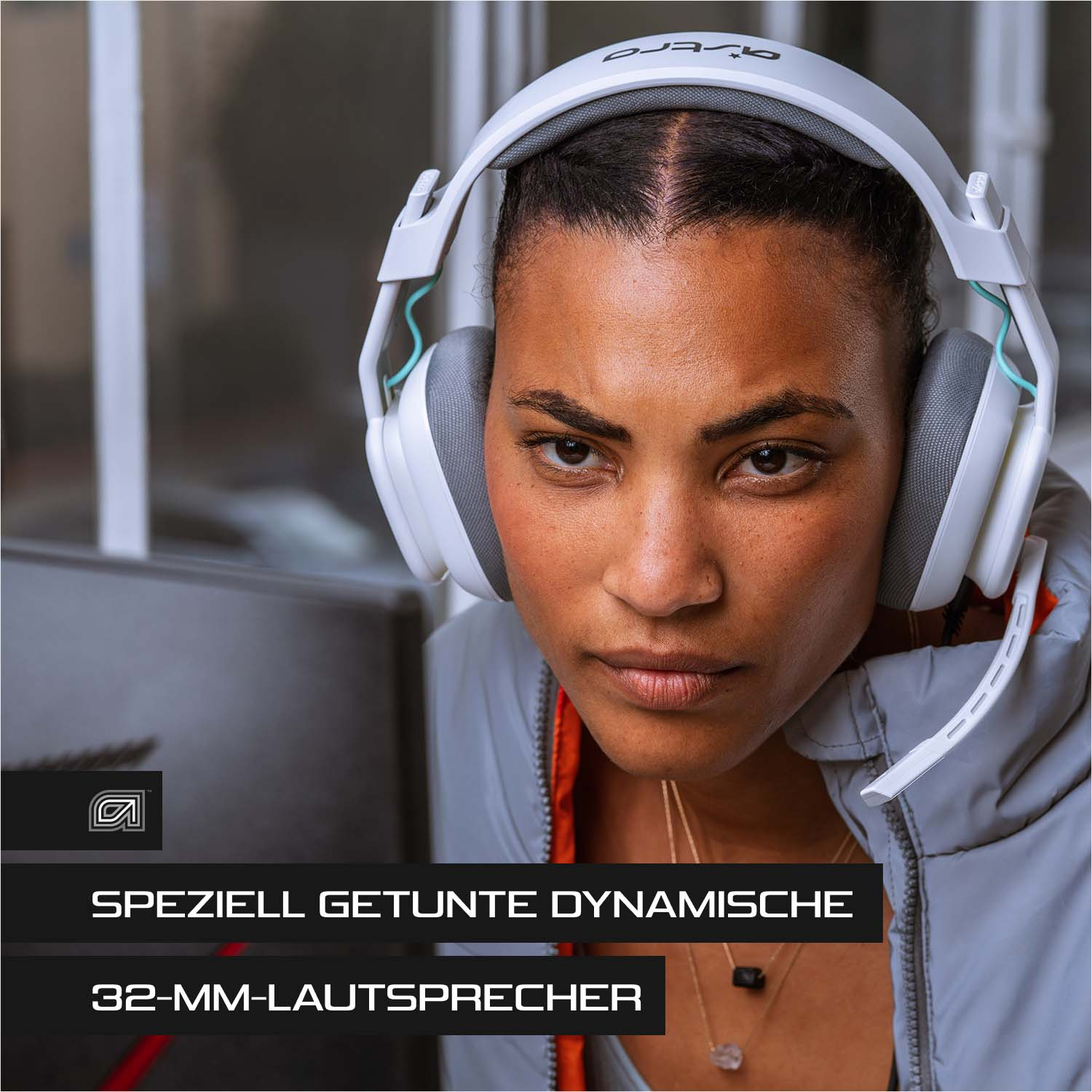 Eine Frau mit weißem Gaming-Headset, die sich konzentriert. Text: 'SPEZIELL GETUNTE DYNAMISCHE 32-MM-LAUTSPRECHER'.