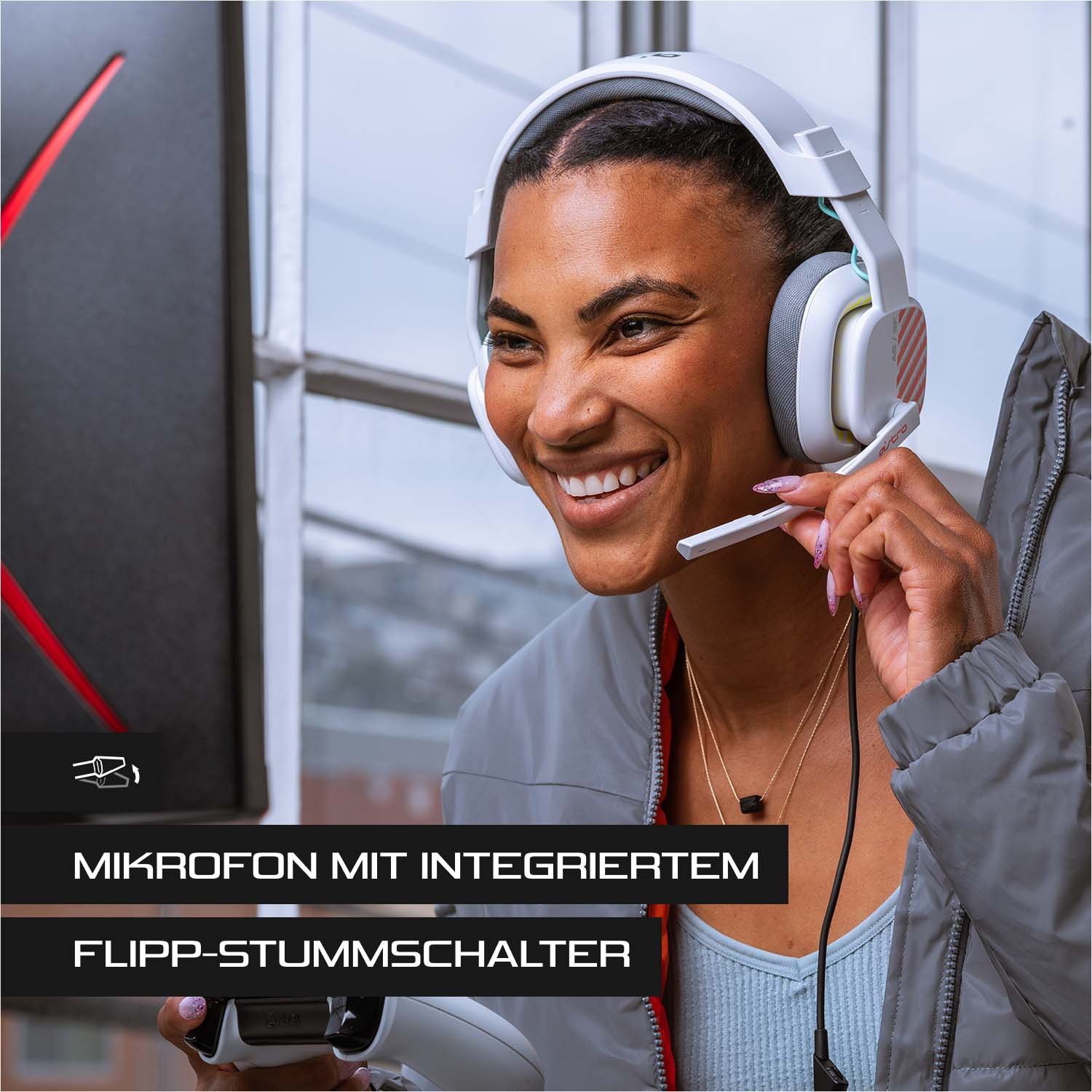 Frau benutzt weiße Gaming-Kopfhörer mit Mikrofon. Text: 'Mikrofon mit integriertem'.