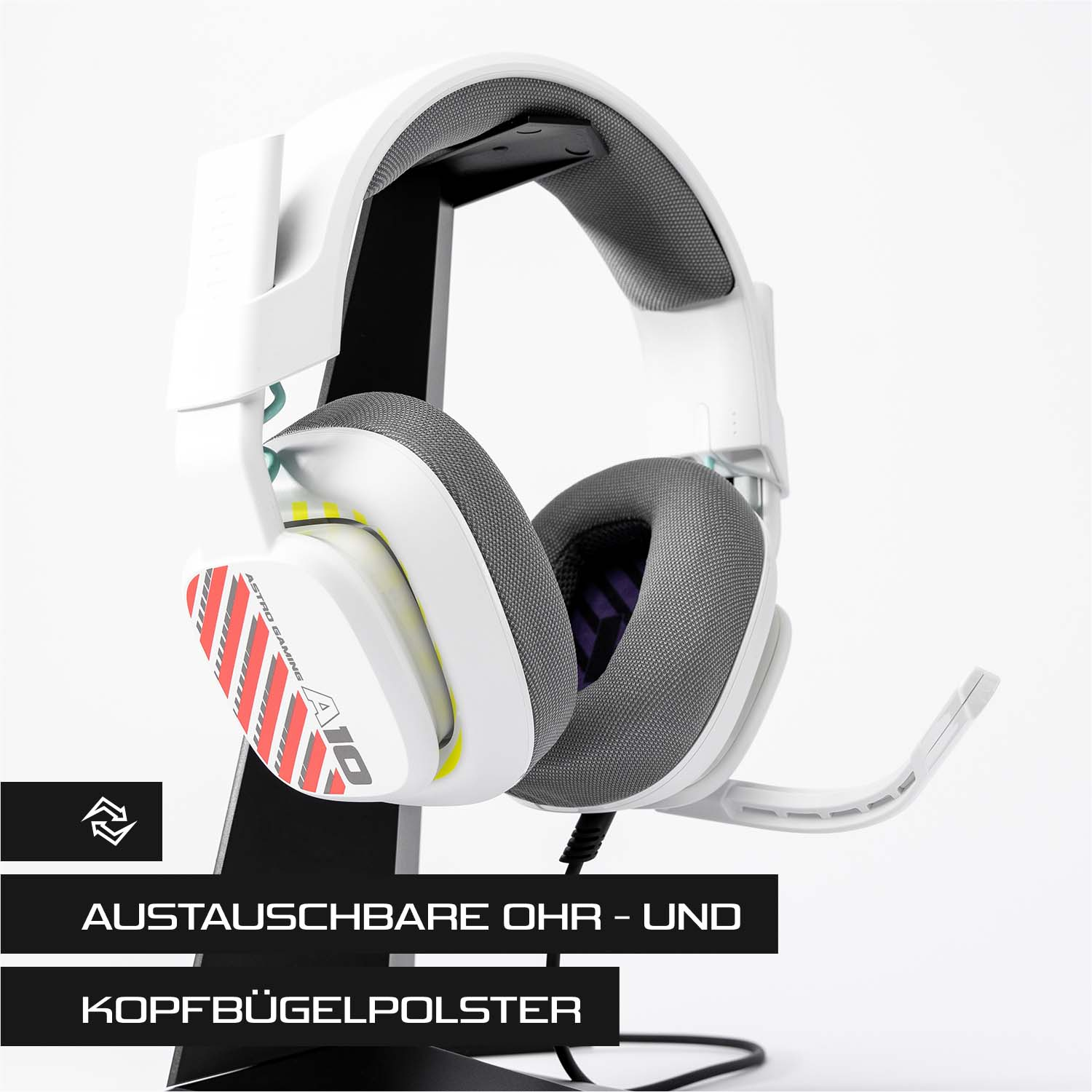 Ein weißes Gaming-Headset auf einem Ständer. Es hat rote Streifen an der Seite und graue Ohrpolster.