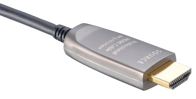 Egy HDMI kábel ezüst csatlakozóval és a 'SOURCE' felirattal.