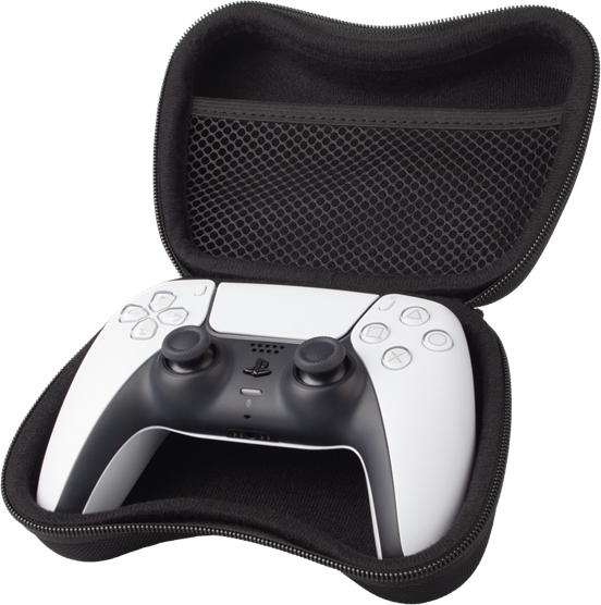 Egy fehér-fekete PlayStation 5 vezérlő egy nyitott, fekete hordtáskában, hálós zsebbel.