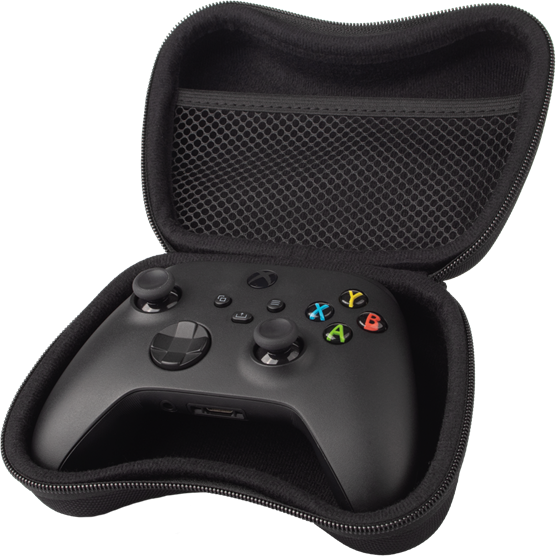 Fekete Xbox kontroller egy fekete tokban, kinyitva a kontrollert.