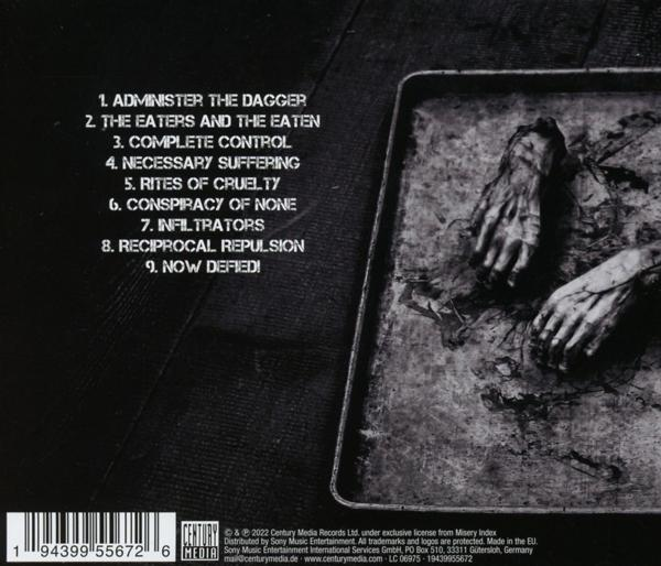 Albumcover mit Titeln und einem Händepaar auf einem Tablett mit einer blutigen Substanz.