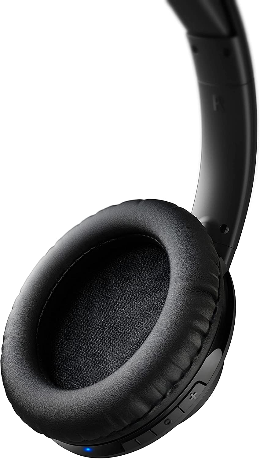 Casque noir. Écouteurs et un bandeau incurvé. Boutons sur l'écouteur droit. Fond blanc.