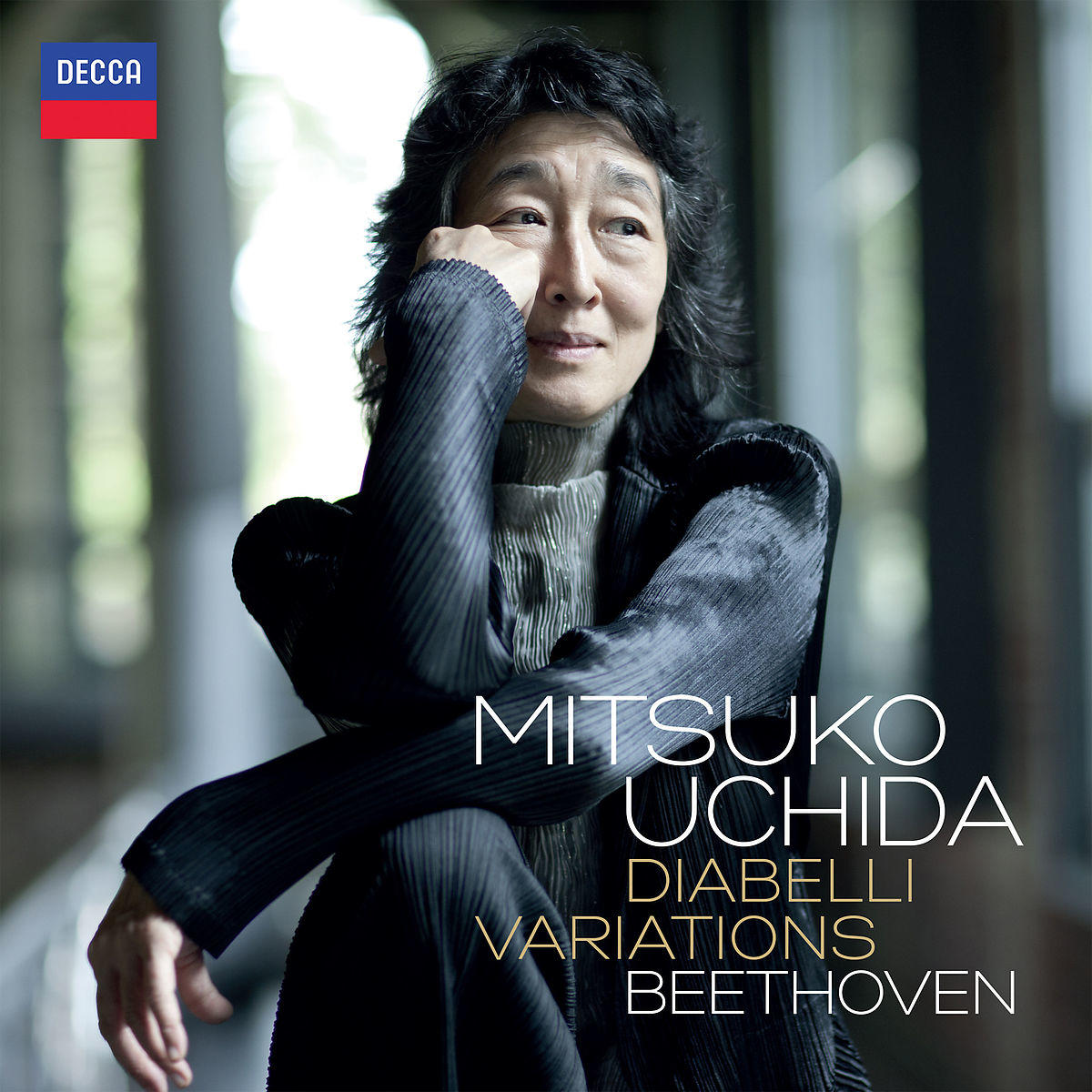 Mitsuko Uchida album borítója. Lefelé néz, a kezét az arcán tartja. Cím: Diabelli Variations Beethoven.
